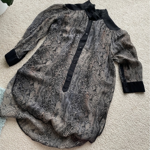 Wilfred Aritzia Snake Skin 100% Silk Blouse size XS - Picture 7 of 8